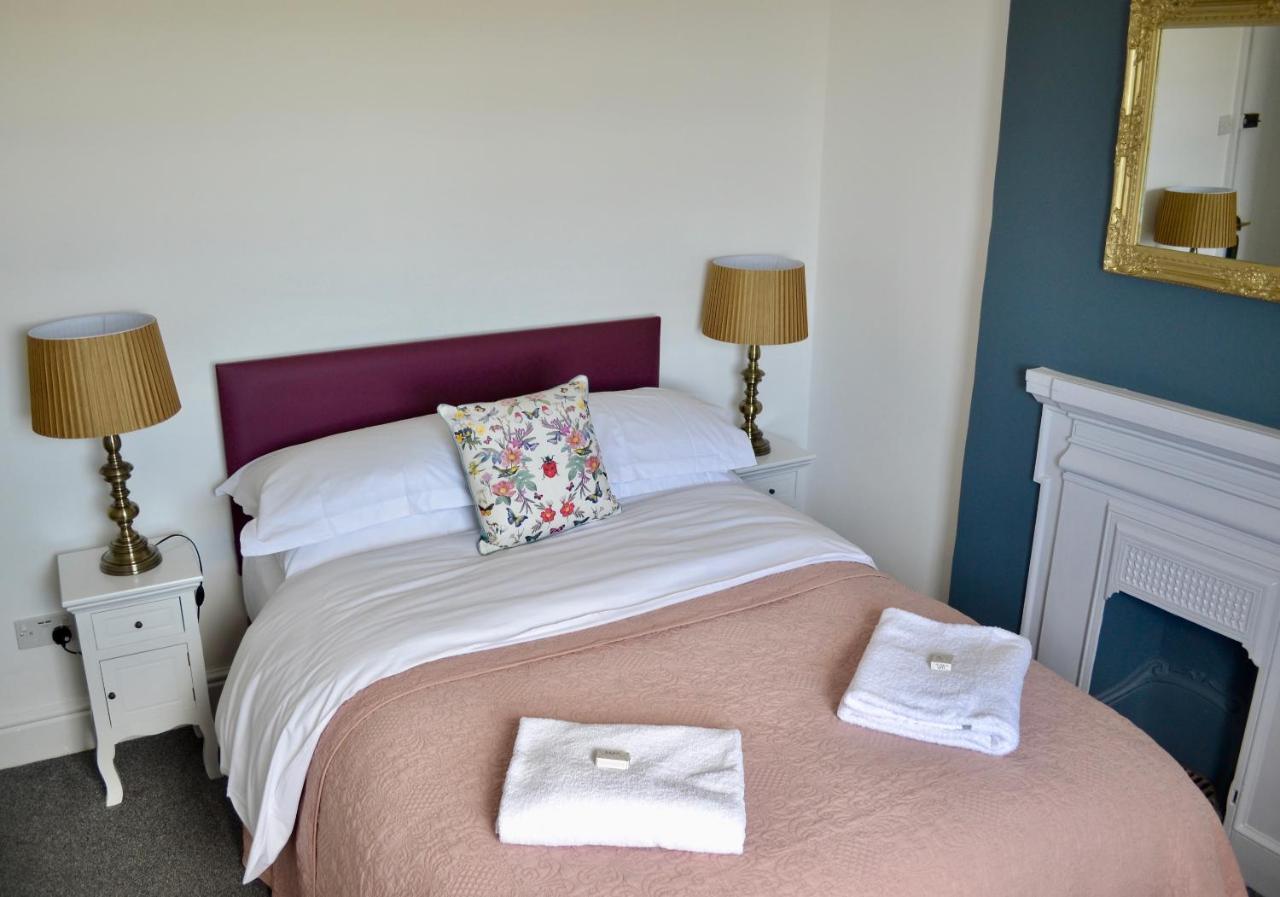Hotel The Nags Head Lyme Regis Exterior foto